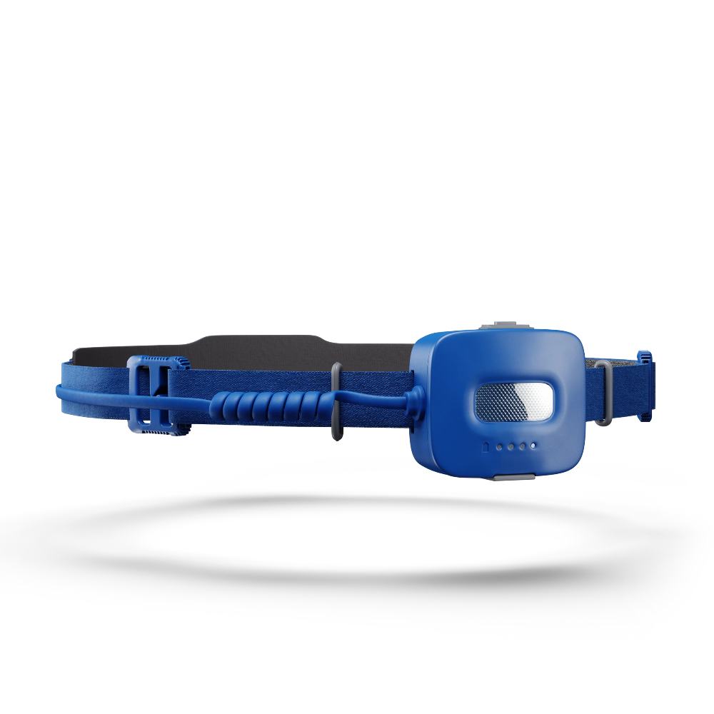 Achteraanzicht van de blauwe BioLite HeadLamp 440 hoofdlamp met het accupack, voorzien van een knop en oplaadindicator.