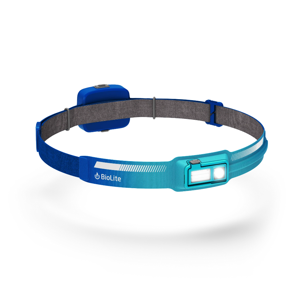 BioLite HeadLamp 440 oplaadbare hoofdlamp in blauw met heldere witte leds en een verstelbare hoofdband, zichtbaar tegen zwarte achtergrond.
