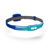 BioLite HeadLamp 440 oplaadbare hoofdlamp in blauw met heldere witte leds en een verstelbare hoofdband, zichtbaar tegen zwarte achtergrond.