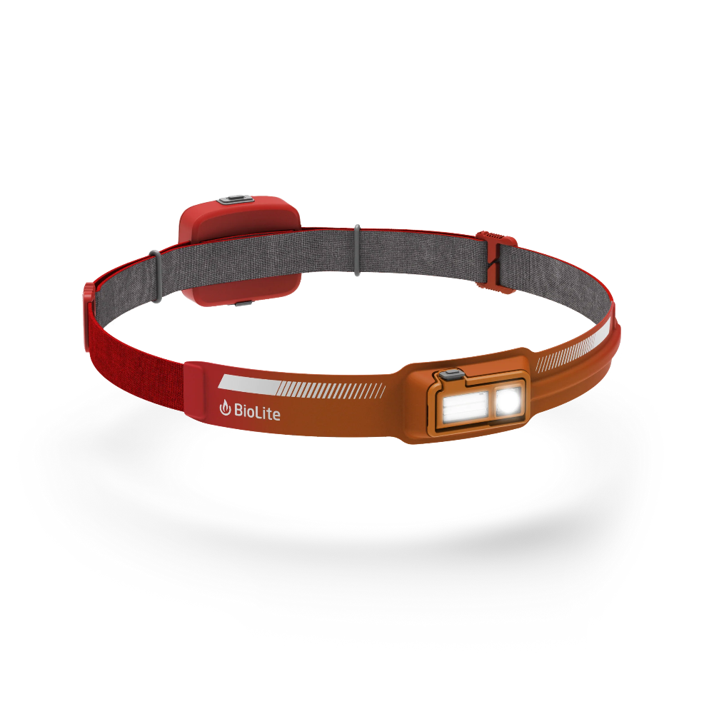 BioLite HeadLamp 440 oplaadbare hoofdlamp in rood met witte leds aan de voorkant en een accupack aan de achterkant.