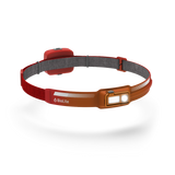 BioLite HeadLamp 440 oplaadbare hoofdlamp in rood met witte leds aan de voorkant en een accupack aan de achterkant.
