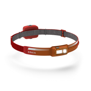 BioLite HeadLamp 440 oplaadbare hoofdlamp in rood met witte leds aan de voorkant en een accupack aan de achterkant.