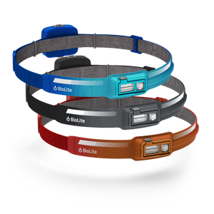 Drie BioLite HeadLamp 440 hoofdlampen gestapeld: blauw, zwart en oranje, elk met accupack aan achterzijde en logo voorop.