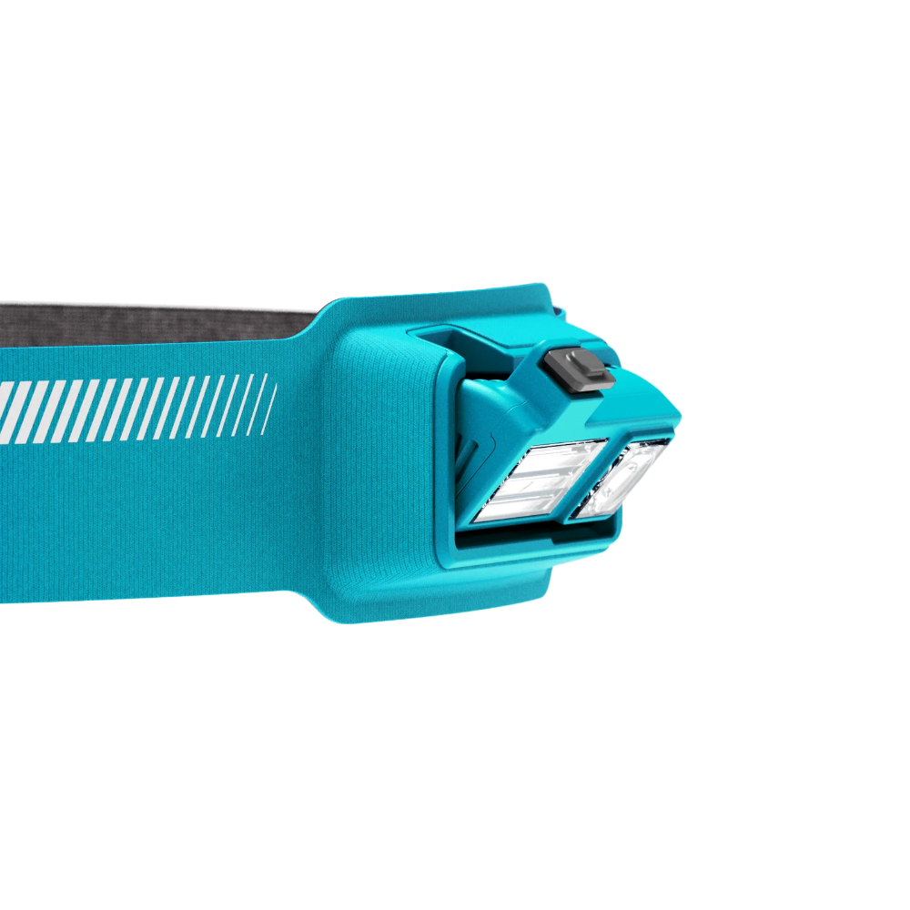 Close-up van de blauwe BioLite HeadLamp 440 voorlamp die naar beneden gekanteld kan worden voor gerichte verlichting.