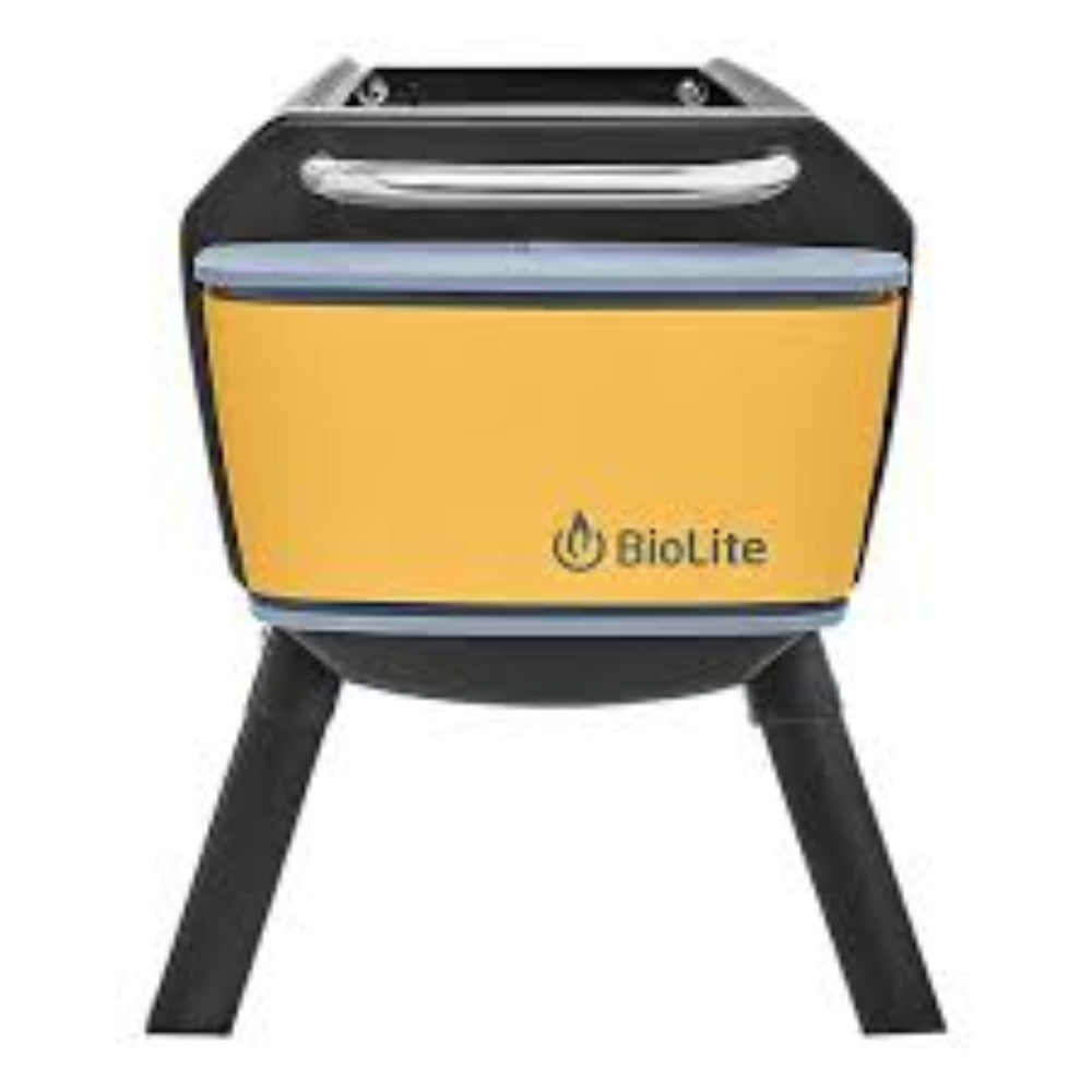 BioLite FirePit plus gebruikt als draagbare barbecue grill in de buitenlucht met vlees en groenten op het rooster