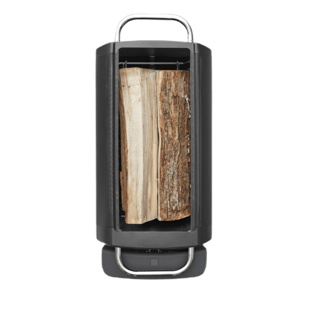 Zijaanzicht van de BioLite FirePit plus vuurschaal met de gele bluetooth accu en usb poort