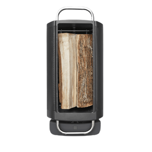 Zijaanzicht van de BioLite FirePit plus vuurschaal met de gele bluetooth accu en usb poort