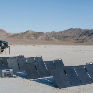 BioLite SolarPanel 100 draagbare zonnepanelen opgesteld in een woestijnlandschap voor het opwekken van zonne-energie