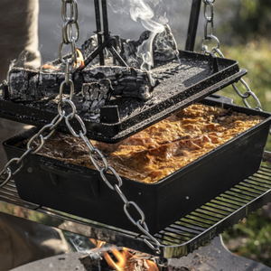 Grote rechthoekige Petromax k12 gietijzeren broodpan van 8 liter met een deksel met opstaande rand en zijhandgrepen voor brood en ovenschotels.