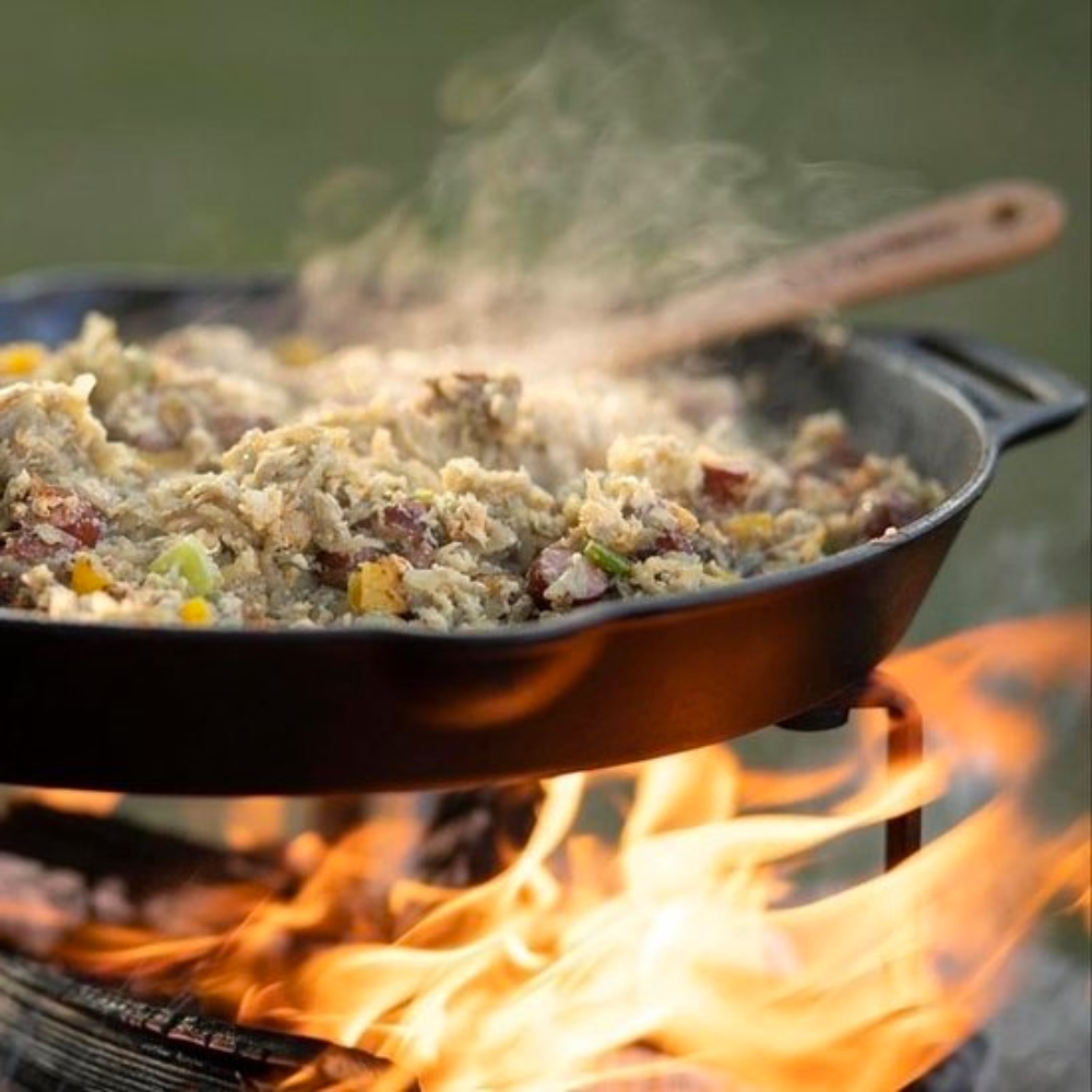 Grote gietijzeren Petromax skillet fp40h met een diameter van 40 cm, voorzien van twee korte handgrepen en schenktuiten voor barbecues en open vuur.