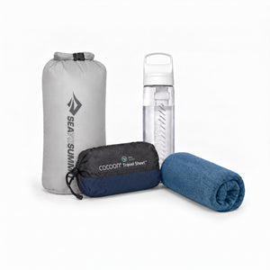 Essentiële Backpacking Bundel Azië met een grijze Sea to Summit drybag, LifeStraw waterfilterfles, Cocoon lakenzak en blauwe reishanddoek