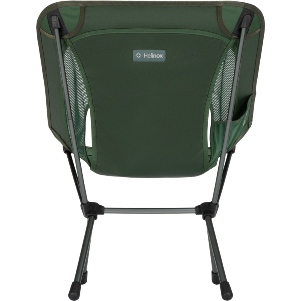 Helinox Chair One olijfgroene rugleuning en achterzijde van de compacte stoel