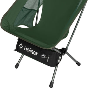 Helinox Chair One olijfgroene campingstoel met zwarte draagtas bevestigd aan het frame