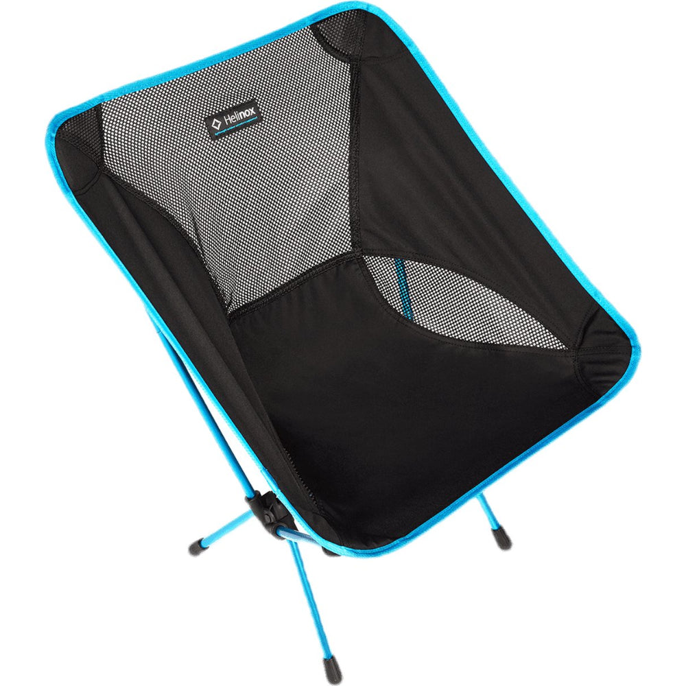 Helinox Chair One inklapbare zwarte stoel met blauwe stokken in overzichtsperspectief