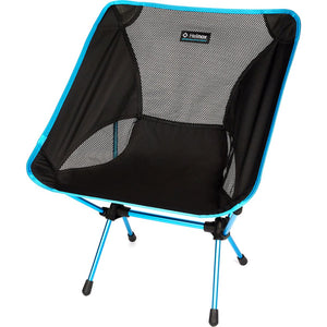 Helinox Chair One zwarte campingstoel met lichtblauw onderstel en gaasdetails