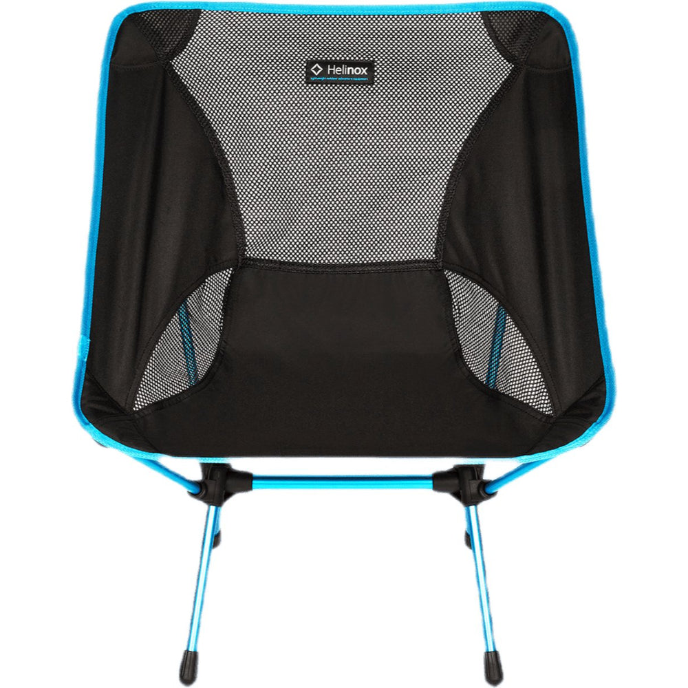 Helinox Chair One zwarte lichtgewicht campingstoel met blauw aluminium frame en mesh zitting