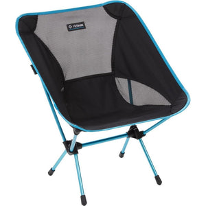  Helinox Chair One zwarte campingstoel met blauwe poten en mesh zitting in hoekopstelling   