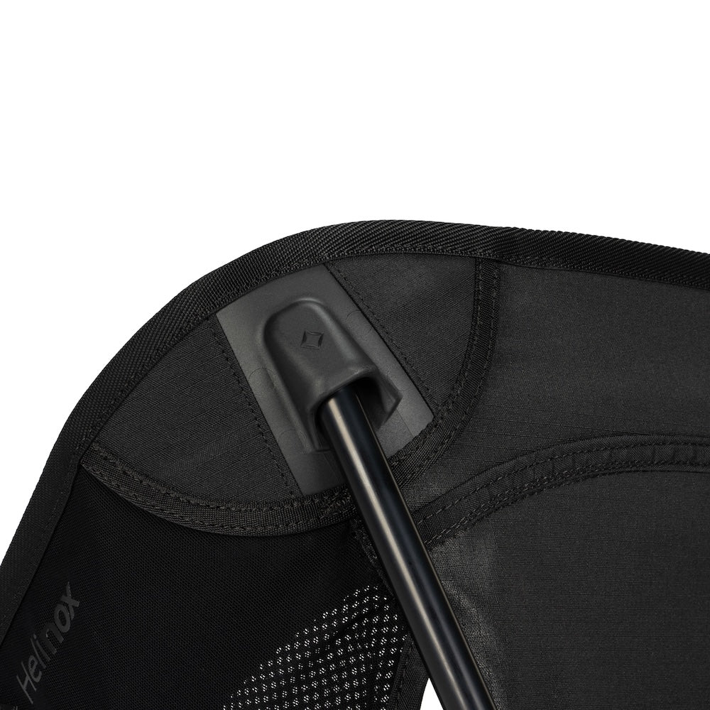 Helinox Sunset Chair hoek detail, close-up van zwarte stof en bevestiging aan het frame