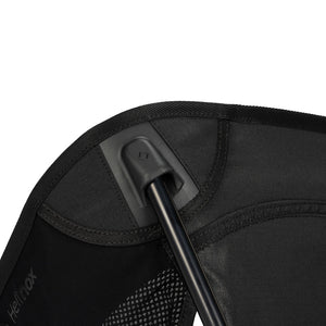 Helinox Sunset Chair hoek detail, close-up van zwarte stof en bevestiging aan het frame