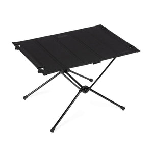 Helinox Table One Hard Top Blackout Edition zwarte opvouwbare kampeertafel schuin van voren gezien