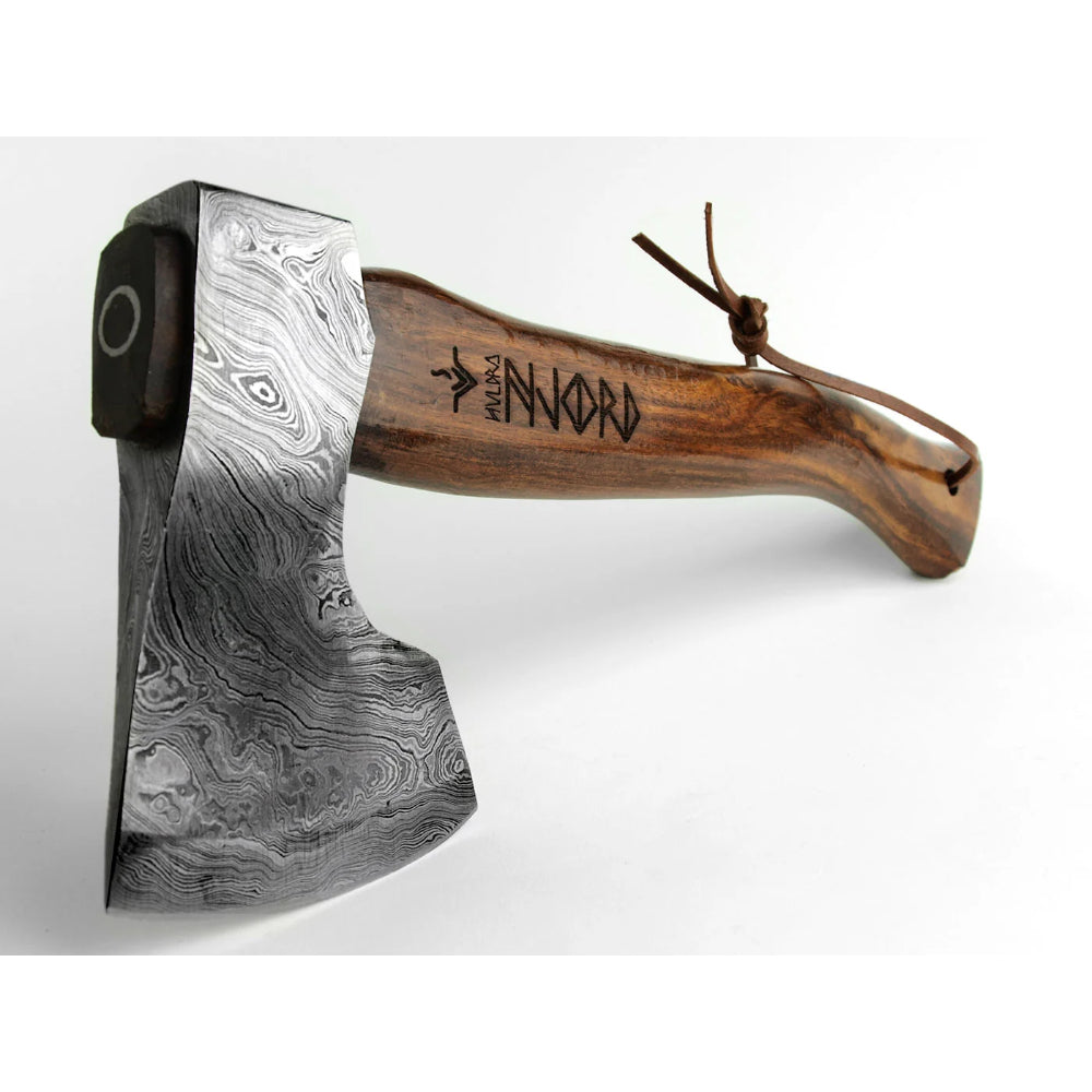 Njord Huldra Damast M universeelbijl in hangpack met palissander houten steel, damaststalen kop en bruin lederen etui