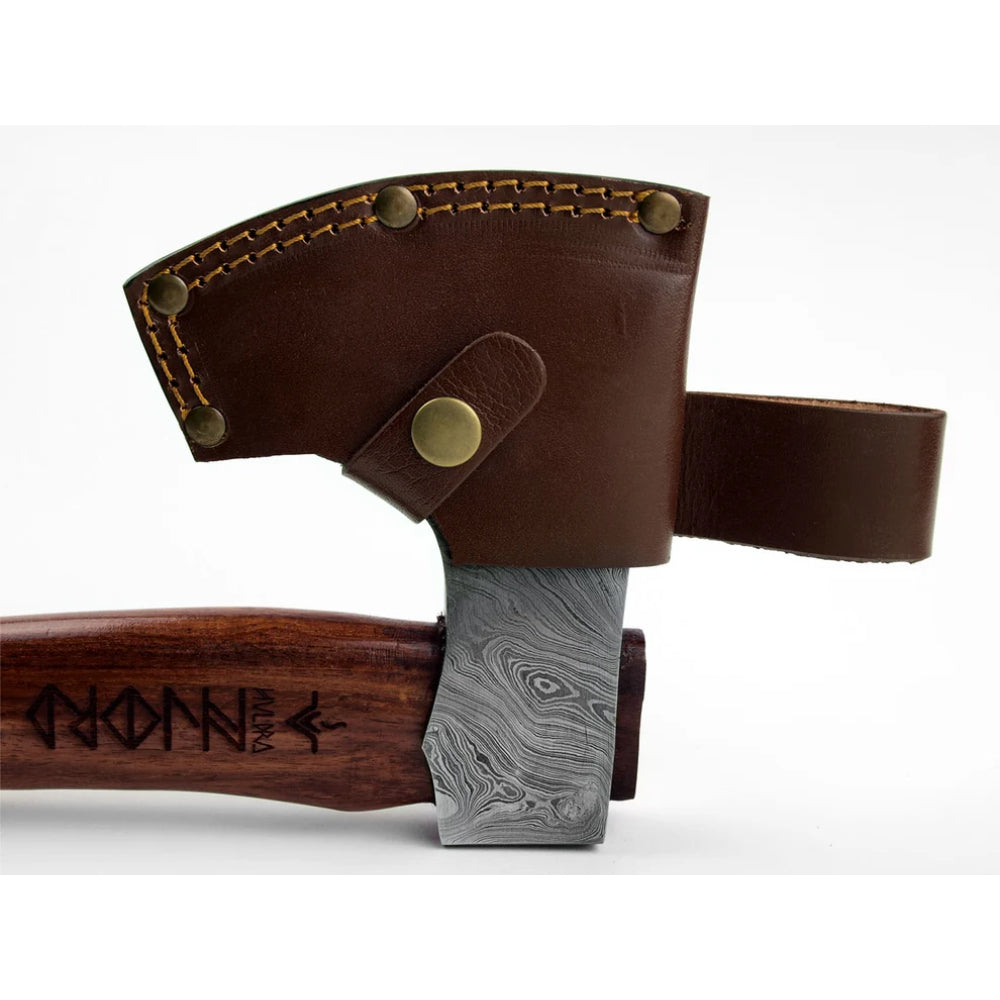 Njord Huldra Damast M universeelbijl in hangpack met palissander houten steel, damaststalen kop en bruin lederen etui 5