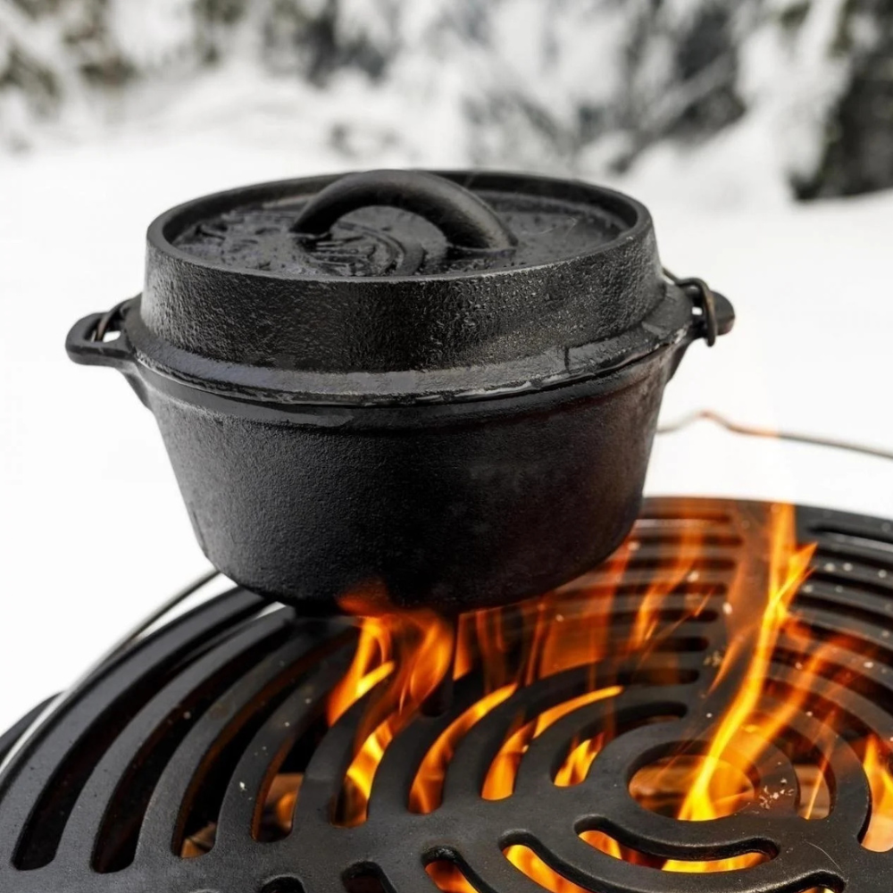 Petromax Dutch Oven FT1 gietijzeren pan met pootjes en een inhoud van 0,93 liter op het vuur