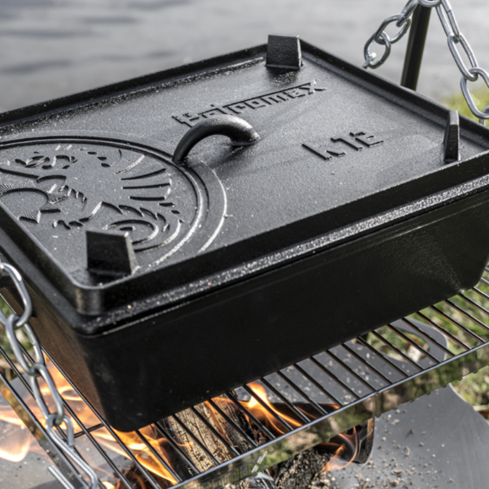 Grote rechthoekige Petromax k12 gietijzeren broodpan van 8 liter met een deksel met opstaande rand en zijhandgrepen voor brood en ovenschotels.