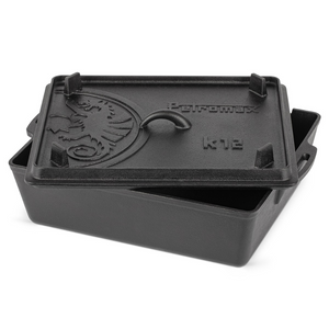 Grote rechthoekige Petromax k12 gietijzeren broodpan van 8 liter met een deksel met opstaande rand en zijhandgrepen voor brood en ovenschotels.