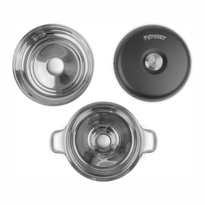 Driedelige roestvrijstalen Petromax camping oven met een ringvormige bakvorm en deksel voor het bakken op kampeerkooktoestellen.