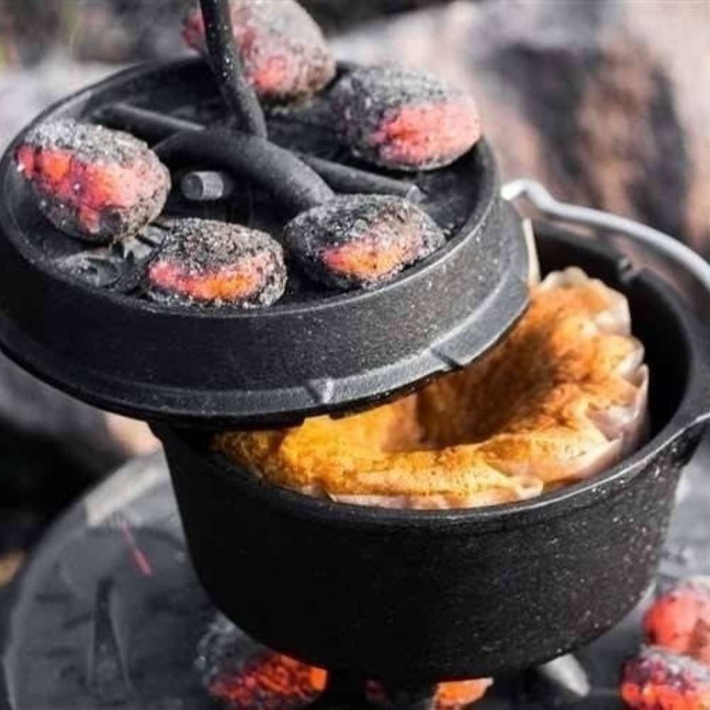 Mini gietijzeren Petromax ft0.5 Dutch Oven met pootjes en een inhoud van 0,56 liter voor sauzen en kleine outdoor gerechten.