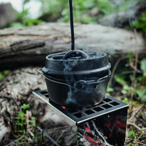 Mini gietijzeren Petromax ft1 Dutch Oven van 0,93 liter zonder pootjes met een vlakke bodem en stalen hengsel voor fornuizen en barbecues.