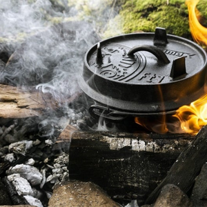 Mini gietijzeren Petromax ft1 Dutch Oven van 0,93 liter zonder pootjes met een vlakke bodem en stalen hengsel voor fornuizen en barbecues.
