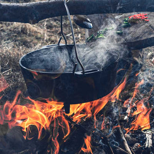 Gietijzeren Petromax ft6 Dutch Oven met pootjes en een multifunctioneel deksel voor koken direct in de hete kolen.
