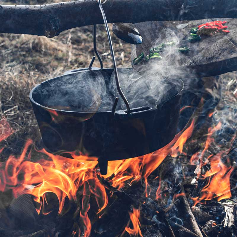 Gietijzeren Petromax ft6 Dutch Oven met pootjes en een multifunctioneel deksel voor koken direct in de hete kolen.