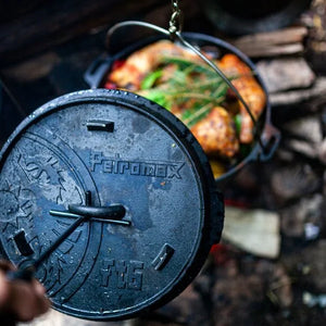 Gietijzeren Petromax ft6 Dutch Oven met pootjes en een multifunctioneel deksel voor koken direct in de hete kolen.