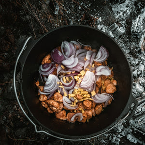 Petromax gietijzeren Dutch Oven ft9 zonder pootjes met een vlakke bodem en een multifunctioneel deksel voor outdoor koken.