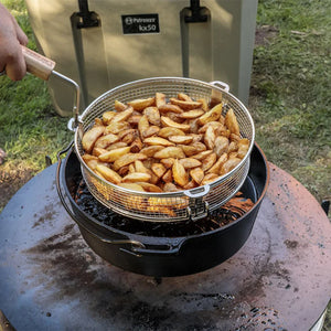 Roestvrijstalen Petromax frituurmand van fijn gaaswerk met handgreep, geschikt voor het frituren en koken in een Dutch Oven.