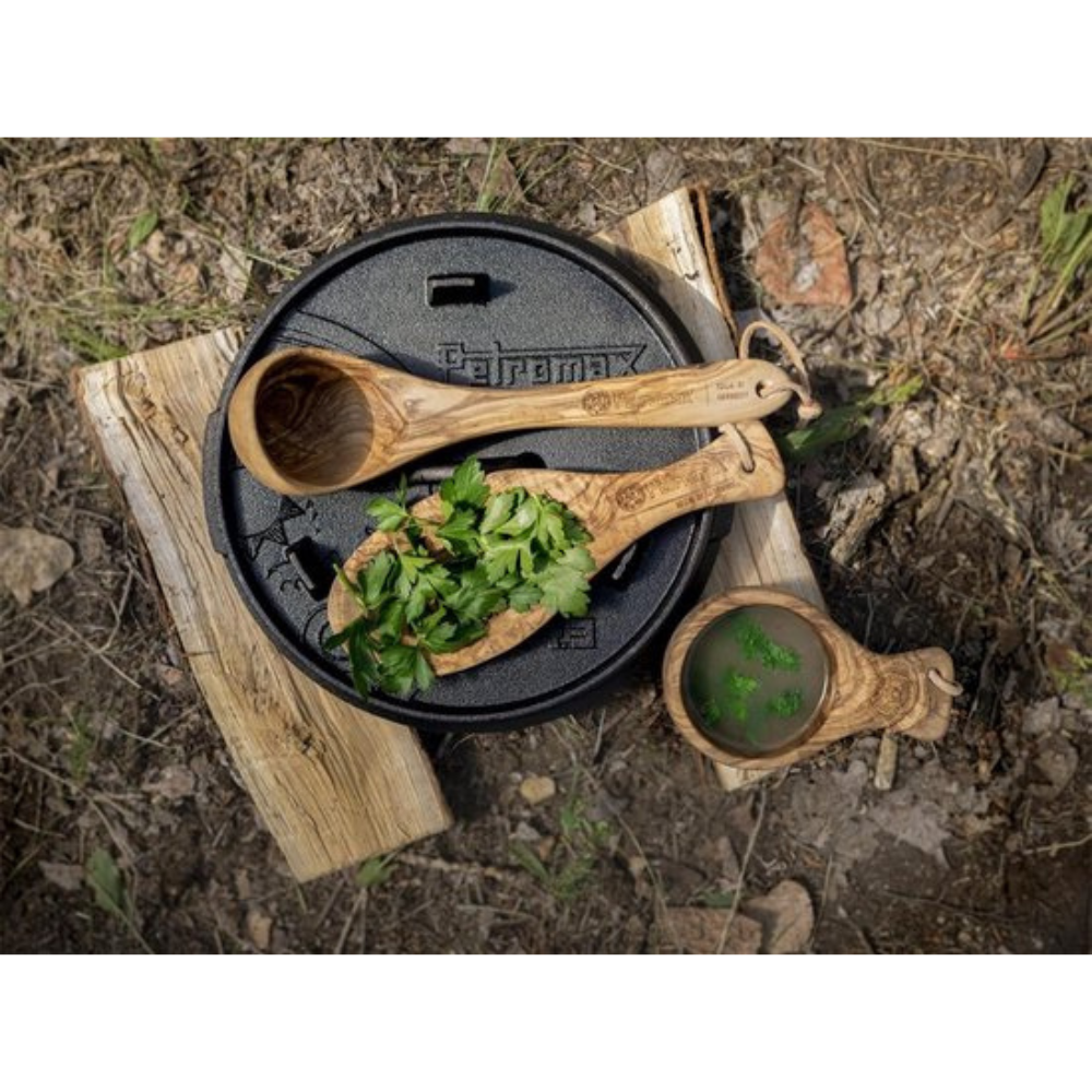 Handgemaakt Petromax bord van olijfhout met een diameter van 25 cm en een natuurlijke houtnerf voor outdoor servies.