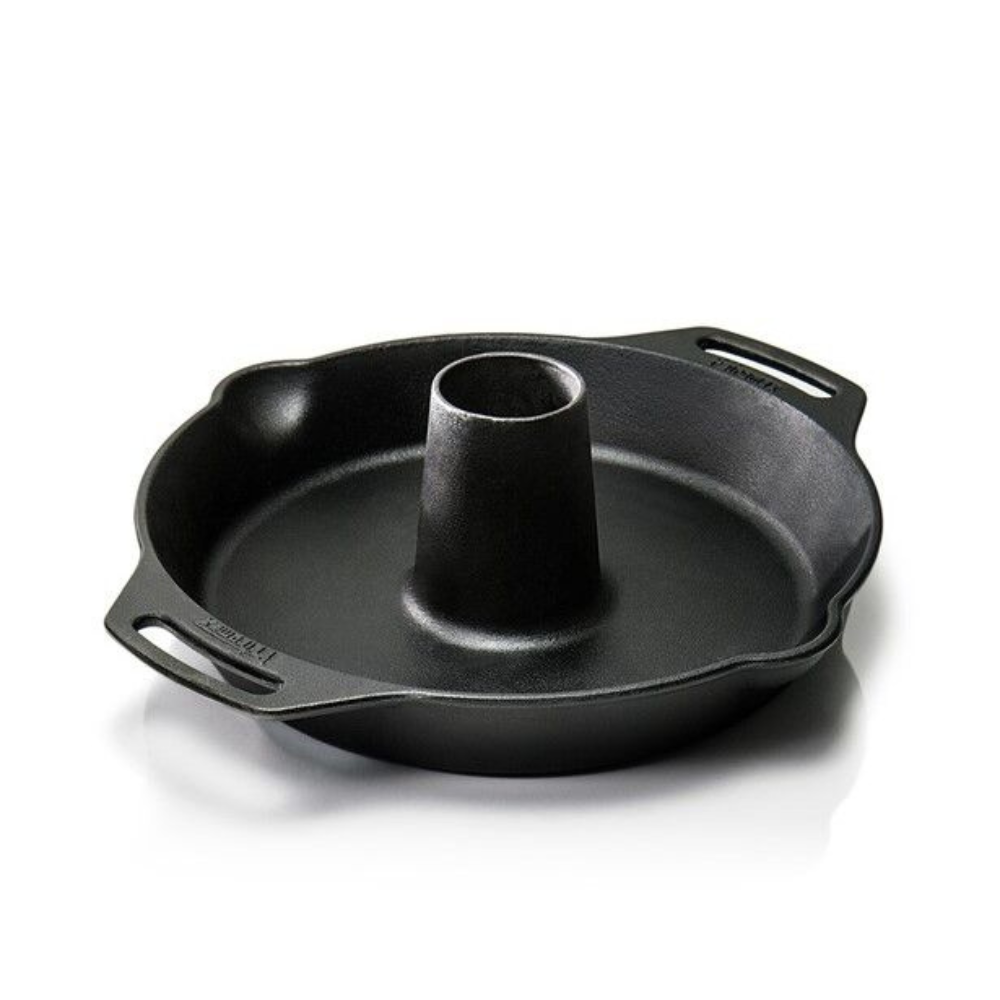 Petromax gietijzeren gevogelte braadpan met een diameter van 30 centimeter en een opstaande kegel in het midden voor het braden van kip