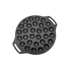 Ronde gietijzeren Petromax poffertjespan met een vlakke bodem en twee handgrepen voor het bakken van 30 poffertjes op open vuur.