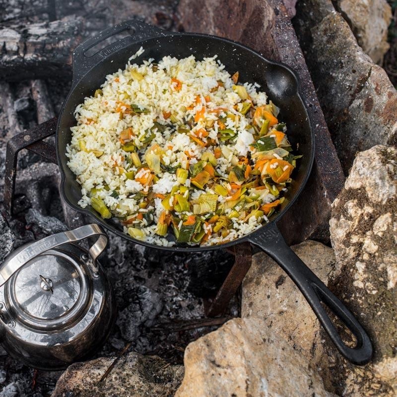 Petromax GP30T gietijzeren grillpan skillet met een diameter van 30 centimeter, een geribbelde bodem en een lange steel