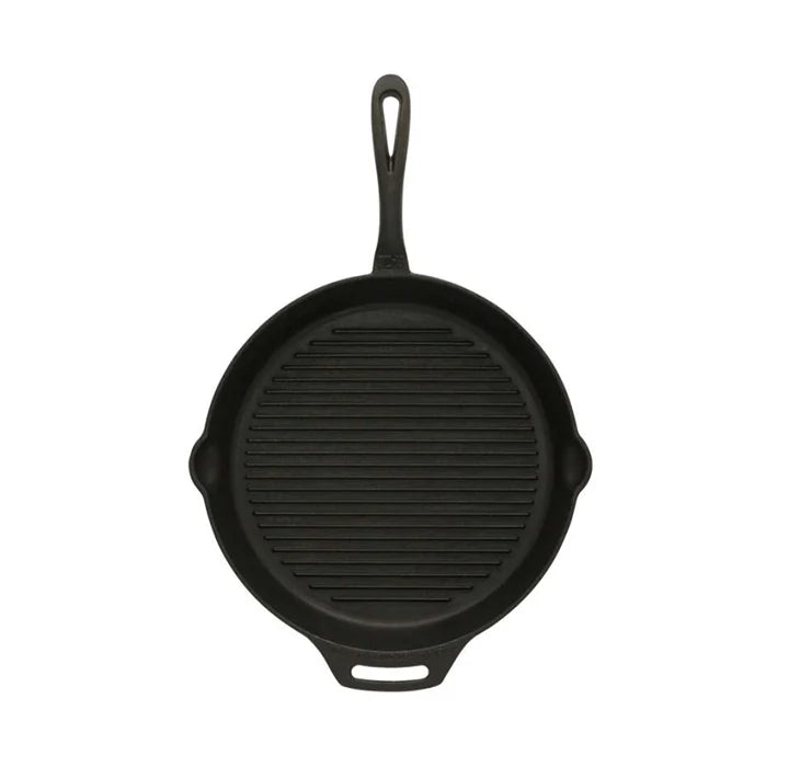 Gietijzeren Petromax grill skillet van 35 cm met een geribbelde bodem voor grillstrepen en handige schenktuiten aan de zijkanten.