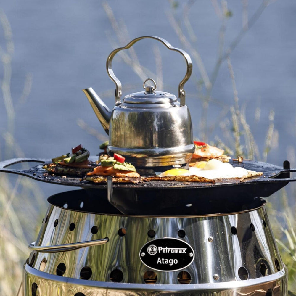 Compacte roestvrijstalen Petromax tk1 waterketel van 0,8 liter met een stalen hengsel en schenktuit voor kamperen en outdoor.