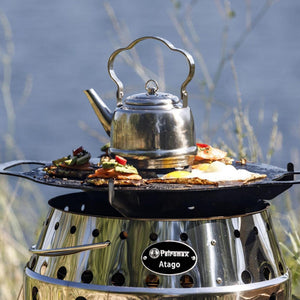 Compacte roestvrijstalen Petromax tk1 waterketel van 0,8 liter met een stalen hengsel en schenktuit voor kamperen en outdoor.