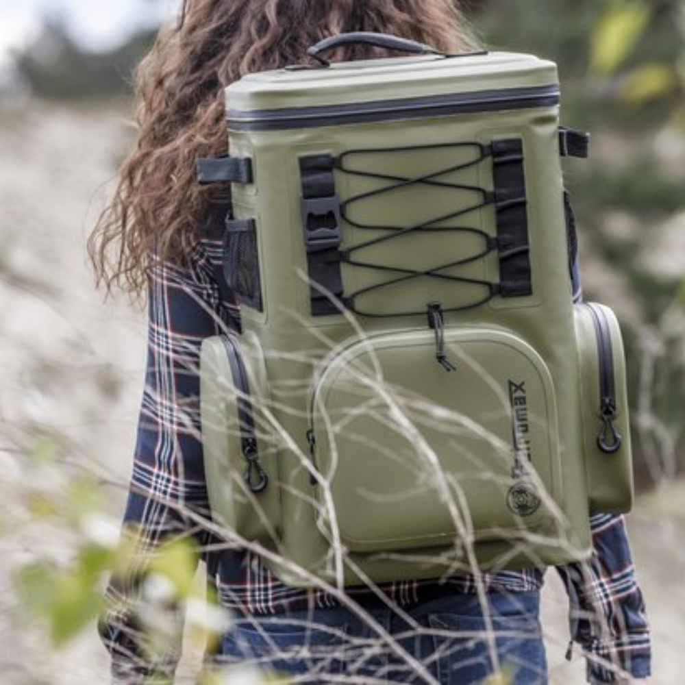 Waterdichte Petromax koelrugzak met een inhoud van 17 liter, voorzien van dikke isolatie en gewatteerde schouderbanden voor outdoor activiteiten.