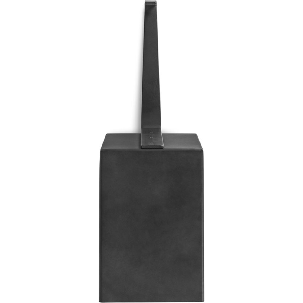 Zwart stalen Petromax kolenschep met een vlak blad en een gebogen handgreep voor het verplaatsen van as en briketten.