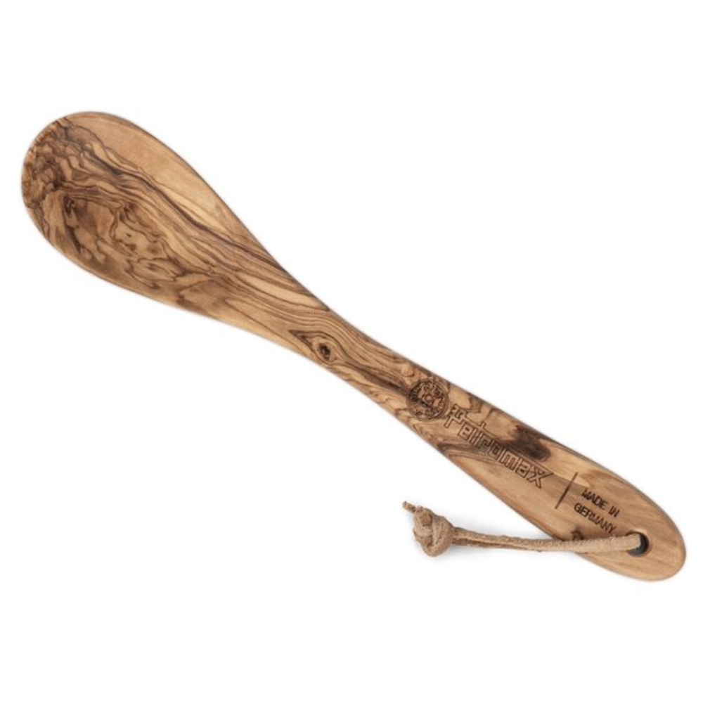 Handgemaakte houten Petromax kooklepel van olijfhout met een lederen ophangkoord voor koken in gietijzeren pannen.