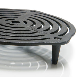 Ronde gietijzeren Petromax onderzetter van 23 cm met pootjes en een opengewerkt patroon voor het stabiel neerzetten van hete Dutch Ovens.