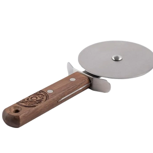 Petromax RVS pizzasnijder in de vorm van een wiegemes met een houten handgreep voor het moeiteloos snijden van pizza's en plaatkoek.